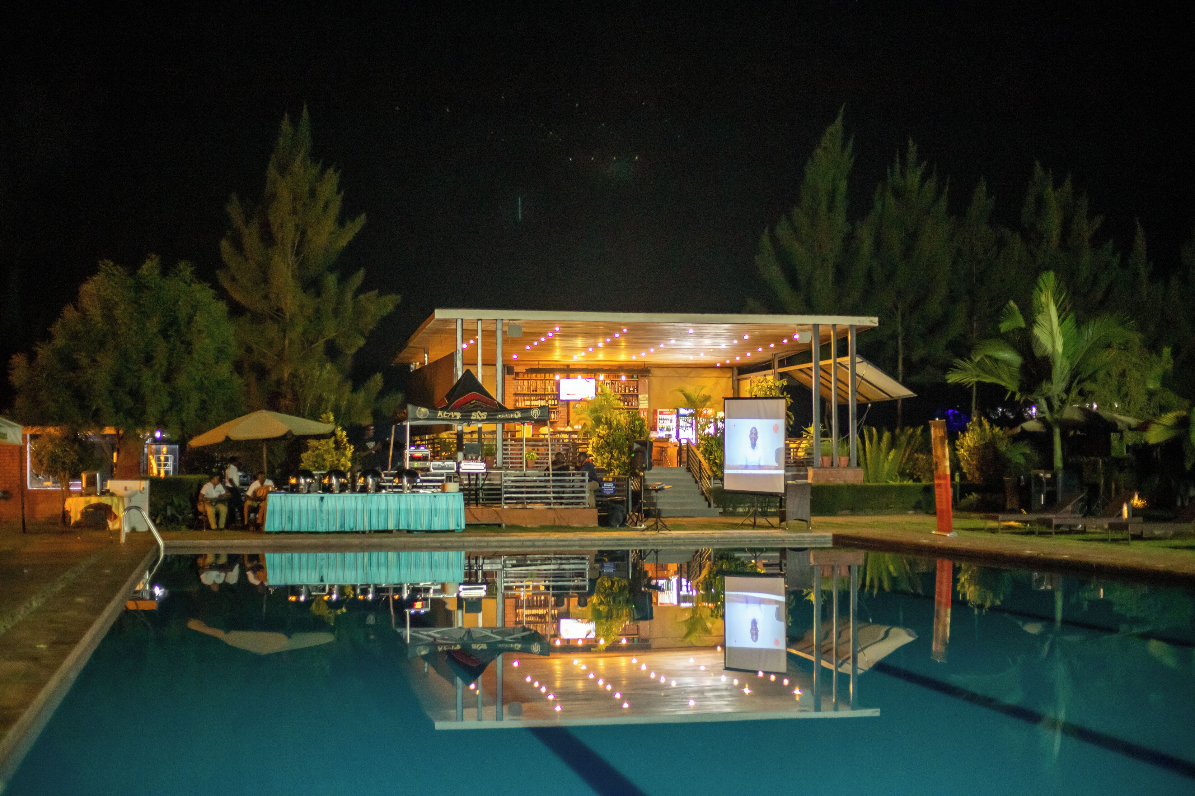 حمّام سباحة خارجي