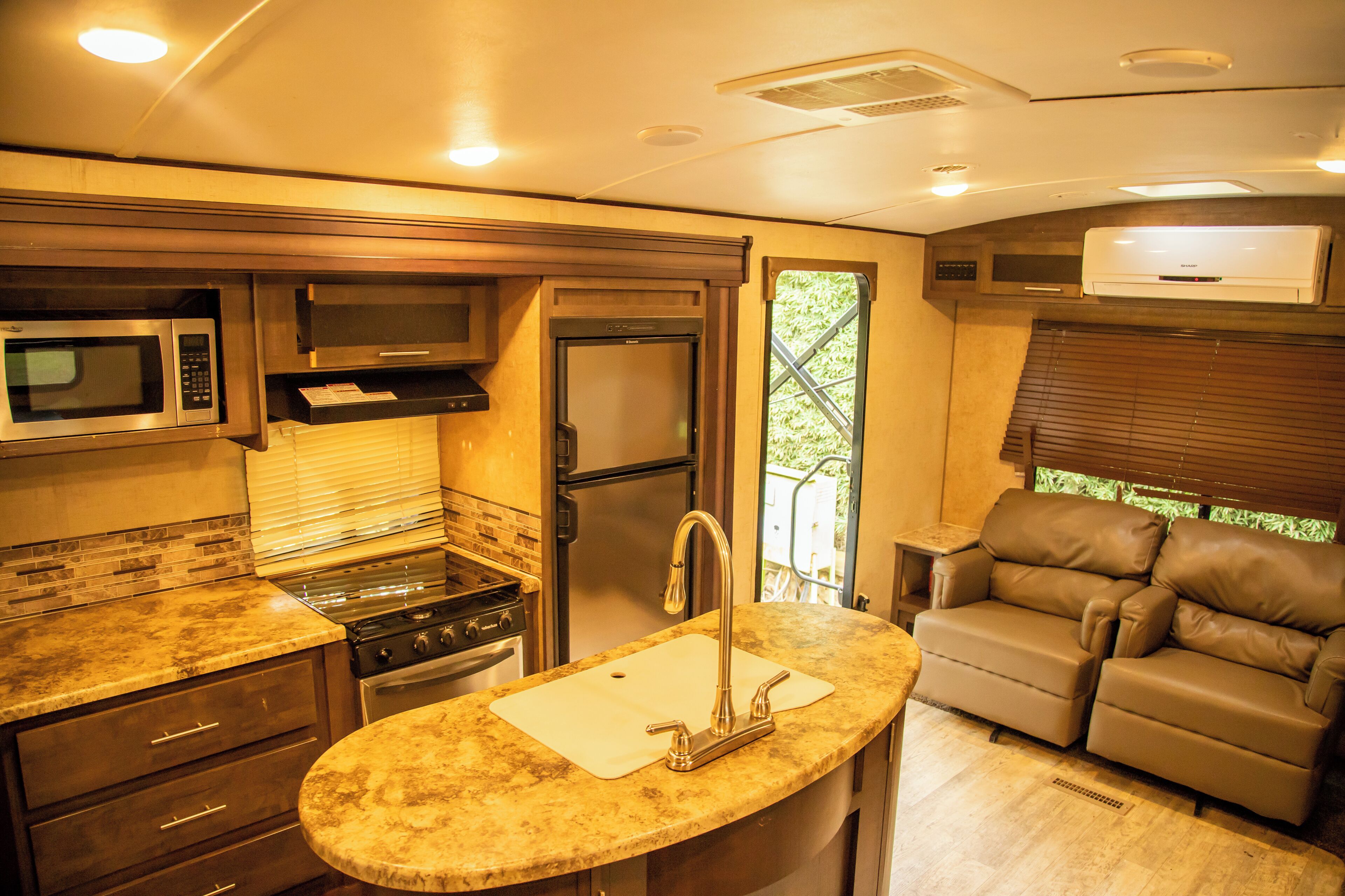 Mobile Classic-Unterkunft | Eigene Küche | Mini-Kühlschrank, Wasserkocher, Reinigungsartikel