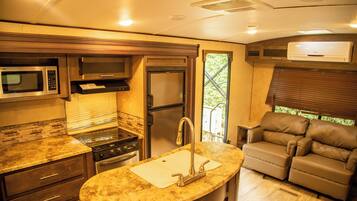 Mobile Classic-Unterkunft | Eigene Küche | Mini-Kühlschrank, Wasserkocher, Reinigungsartikel