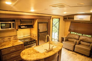 Classic-asuntovaunu | Yksityinen keittiö | Minijääkaappi, vedenkeitin, siivousvälineet