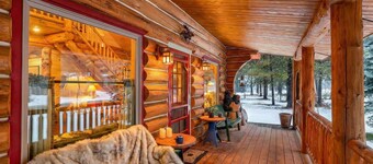 Hand-Hewn Cabin by Ponderosa State Park•RV Hookups•Pup Welcome