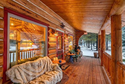 Hand-Hewn Cabin by Ponderosa State Park•RV Hookups•Pup Welcome