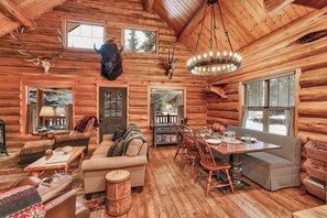 Smart TV, fireplace - Hand-Hewn Cabin by Ponderosa State Park•RV Hookups•Pup Welcome (McCall)