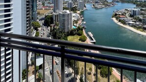 Um edifício alto com vista para um rio e paisagem urbana circundante.
