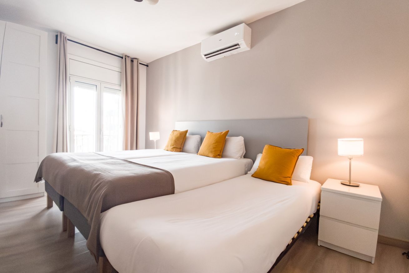 3 habitaciones, tabla de planchar con plancha y cuna de viaje 