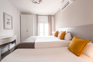3 bedrooms, iron/ironing board, travel cot - Plaza Cataluña Deluxe (08007 Barcelona)