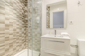 Shower, towels, shampoo - Plaza Cataluña Deluxe (08007 Barcelona)