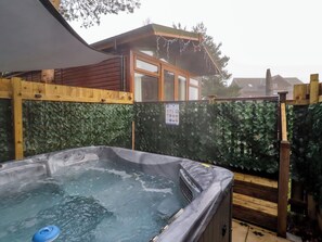 Outdoor spa tub - Harper's Hideaway (Morpeth)