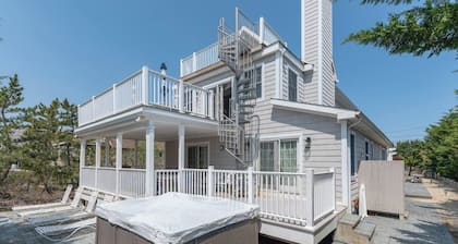 Peaceful 5-bedroom cottage in beach front community with AC in charming Montauk