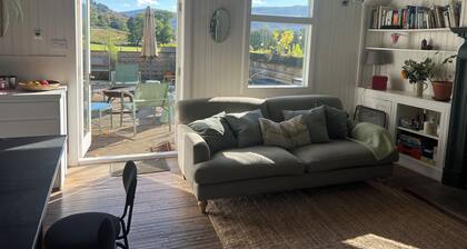 Beautiful, historic, retreat with all mod cons by loch and river sleeps 12, pet