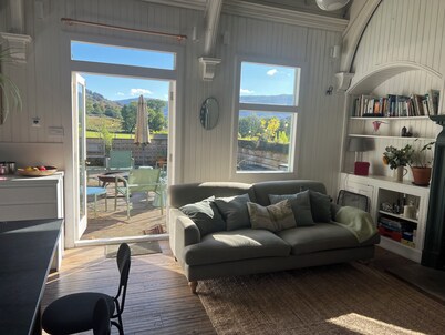 Beautiful, historic, retreat with all mod cons by loch and river sleeps 12, pet