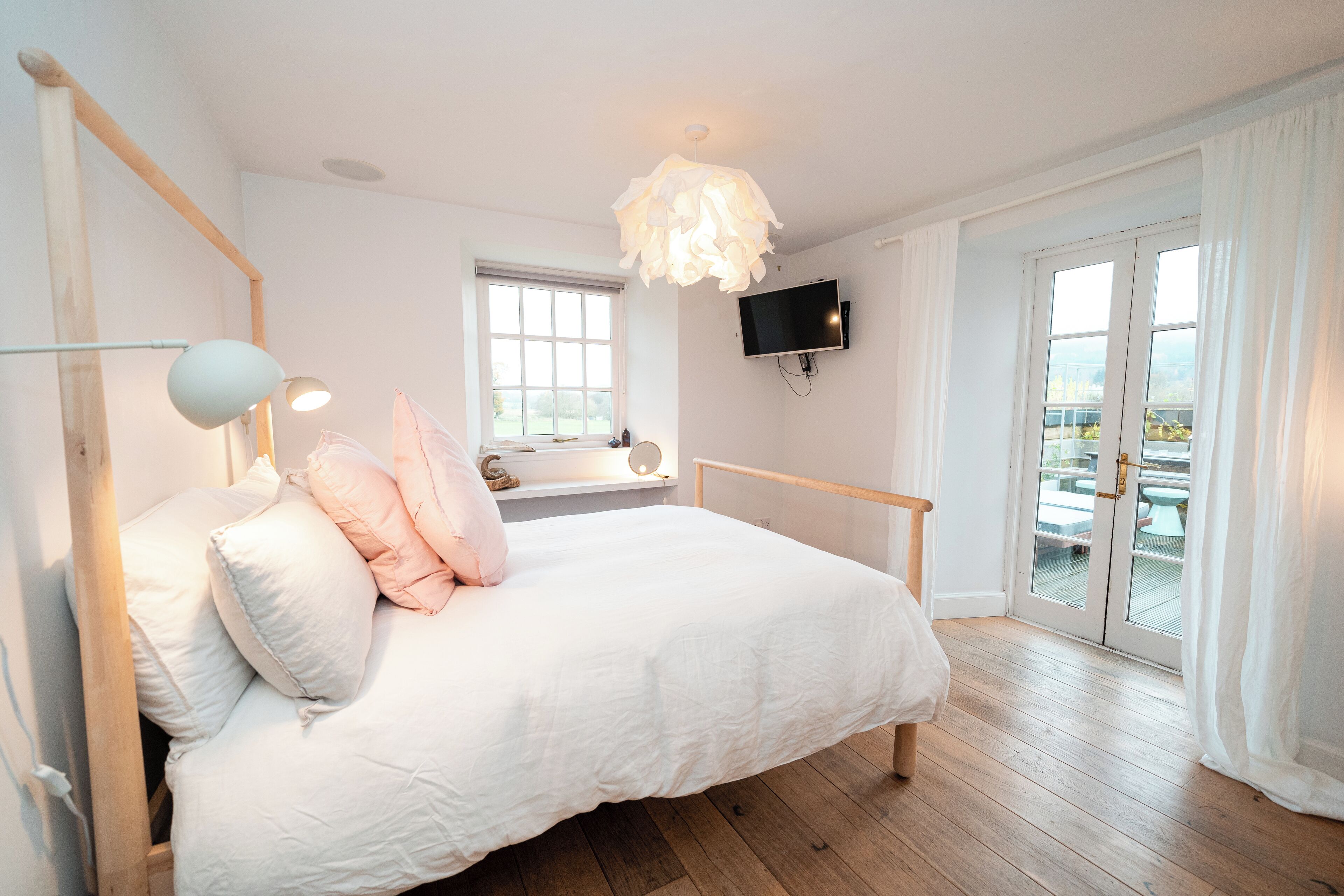 5 bedrooms, iron/ironing board, free WiFi, bed sheets