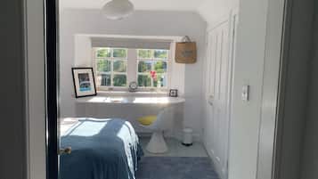 5 bedrooms, iron/ironing board, free WiFi, bed sheets
