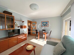 TV - Ground floor flat in 2nd line beach, terrace (Cambrils)