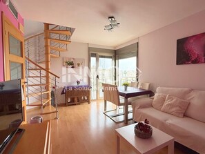 TV - Flat with solarium, parking and swimming pool (Cambrils)