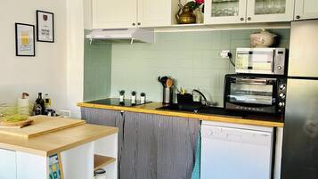Réfrigérateur, micro-ondes, plaque de cuisson, lave-vaisselle