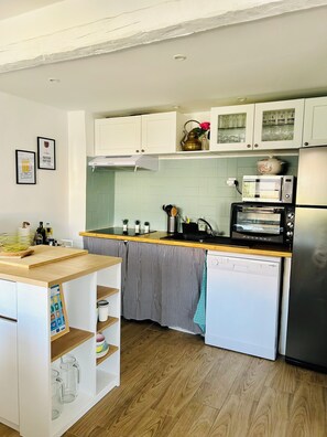 Réfrigérateur, micro-ondes, plaque de cuisson, lave-vaisselle