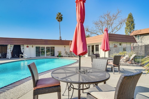 Shop, Hike & Sip Wine: Pleasanton Gem w/ Balcony!