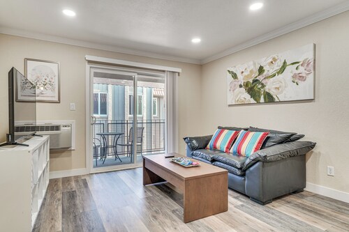 Shop, Hike & Sip Wine: Pleasanton Gem w/ Balcony!