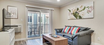 ช้อป, เดินป่า และ จิบไวน์: พลีแซนตัน เจม พร้อม ระเบียง!