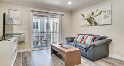 Shop, Hike & Sip Wine: Pleasanton Gem w/ Balcony!