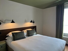 Junior Suite | Minibar, in-room safe, desk, blackout drapes