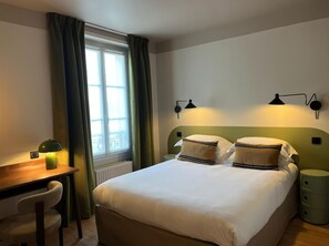 Minibar, in-room safe, desk, blackout curtains - Hôtel Monsieur Jules (Clamart)