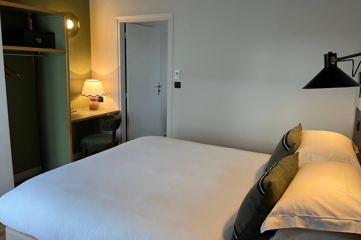 Junior-sviitti | Minibaari, tallelokero huoneessa, työpöytä, pimennysverhot