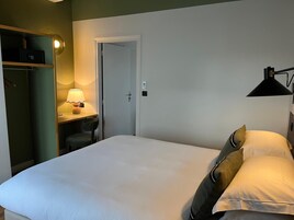 Junior Suite | Minibar, in-room safe, desk, blackout drapes