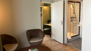 ジュニア スイート | ミニバー、セーフティボックス (室内)、デスク、遮光カーテン