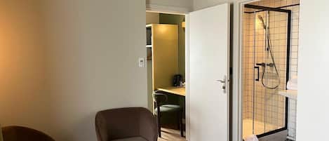 Suite – junior | Minibar, safe på rommet, skrivebord og blendingsgardiner