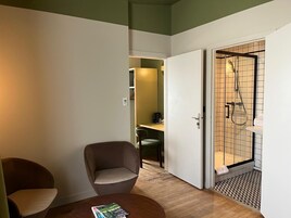 Junior Suite | Minibar, in-room safe, desk, blackout drapes