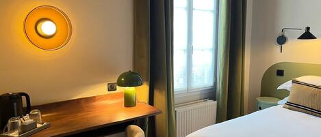 Habitación doble estándar | Minibar, caja de seguridad en la habitación y escritorio