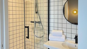 ジュニア スイート | バスルーム | バスアメニティ (無料)、ヘアドライヤー、タオル、石鹸