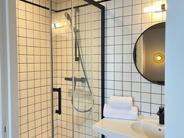 Junior Suite | Bathroom | Free toiletries, hair dryer, towels, soap