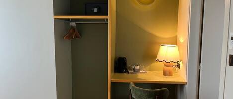 Suite – junior | Minibar, safe på rommet, skrivebord og blendingsgardiner