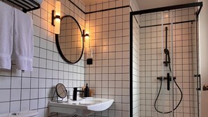 スタンダード ダブルルー  ム | バスルーム | バスアメニティ (無料)、ヘアドライヤー、タオル、石鹸