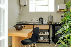 Microwave, stovetop, coffee/tea maker, electric kettle - HOM Laredo l Unique 1 BR in Mexico City (Ciudad de México)