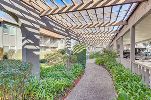 Interior - 2 Mi to Dtwn Pleasanton Condo w/ Pool Access (Pleasanton)