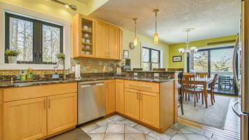 House (5 Bedrooms) | Interior