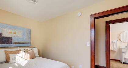 Walk to Main St & Campus! Dtwn Radford Home