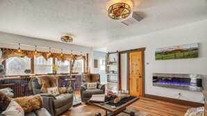 A cozy living room with leather sofas, a coffee table, and a fireplace. - 1 Blk to Main St! Crystal Connection Montrose Home (Montrose)