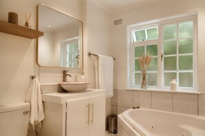 Douche, sèche-cheveux, serviettes fournies, savon