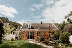 Exterior - Charming Cottage nestled in the Valleys of Hout Bay (Cape Town)