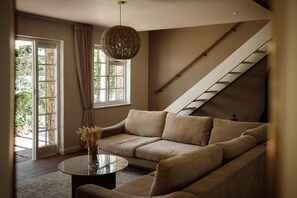 Living area - Charming Cottage nestled in the Valleys of Hout Bay (Cape Town)