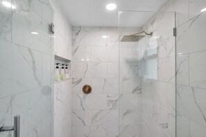Shower, hair dryer, towels - Beach Retreat with Pool (Seminole)