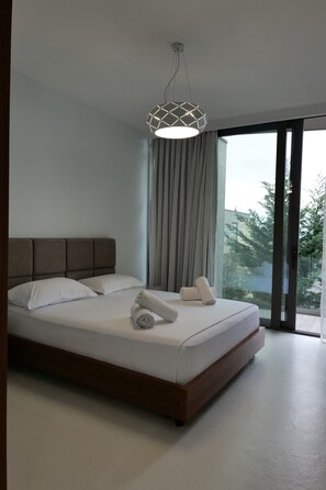 Premier villa, uitzicht op zee | Een bureau, een strijkplank/strijkijzer, gratis wifi, beddengoed