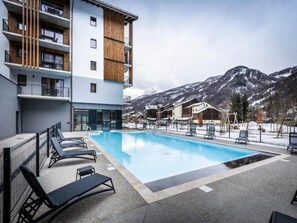 Una piscina al aire libre, una piscina climatizada