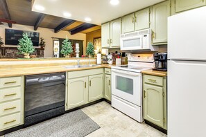 Apartment (3 Bedrooms) | Interior - Explore the Nat'l Forest! Cozy Getaway in Pinetop (Pinetop)