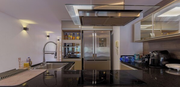 Frigorífico, microondas, horno y placa de cocina